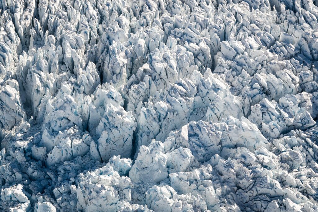 découvrez les glaciers, formations naturelles impressionnantes de glace et de neige, et explorez leur rôle crucial dans le climat et l'environnement.