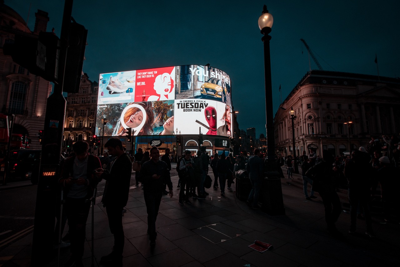 découvrez l'impact environnemental de la publicité digitale et comment adopter des pratiques plus durables dans le secteur du marketing en ligne.