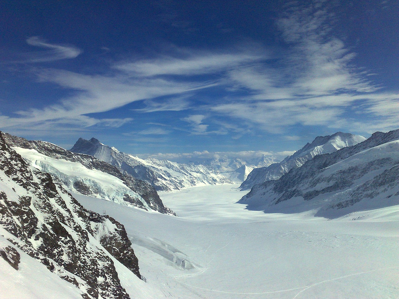 découvrez les glaciers, ces gigantesques masses de glace qui façonnent nos paysages et témoignent des changements climatiques à travers le monde.
