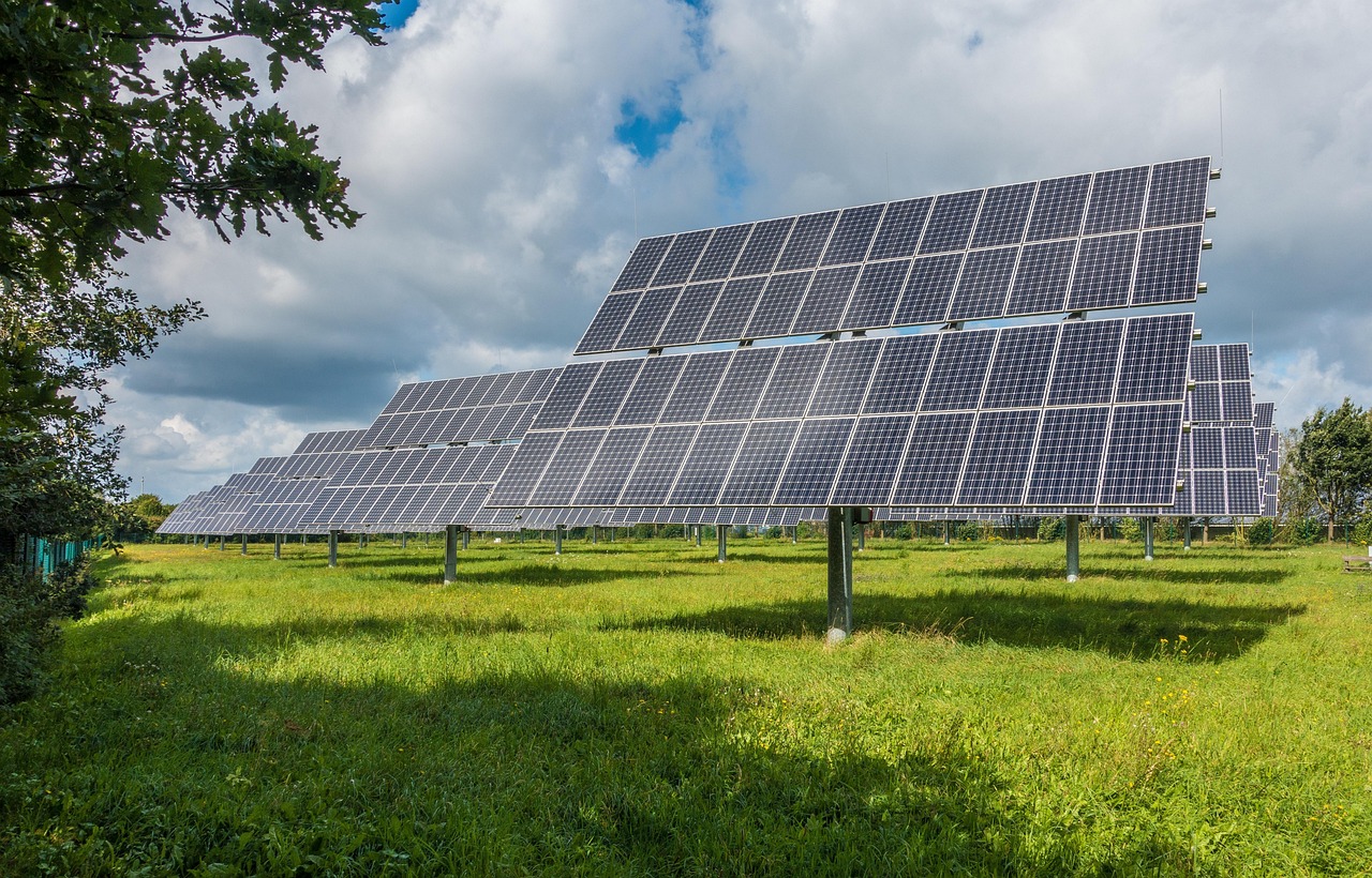 découvrez comment intégrer des énergies renouvelables à votre domicile pour réduire votre empreinte écologique et réaliser des économies d'énergie.